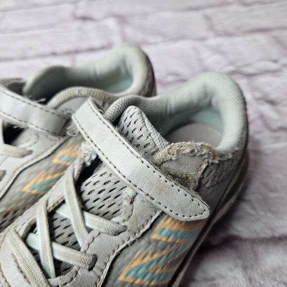 New Balance Girls Toddler Size 10 Sneakers Shoes Grey - Picture 2 of 8